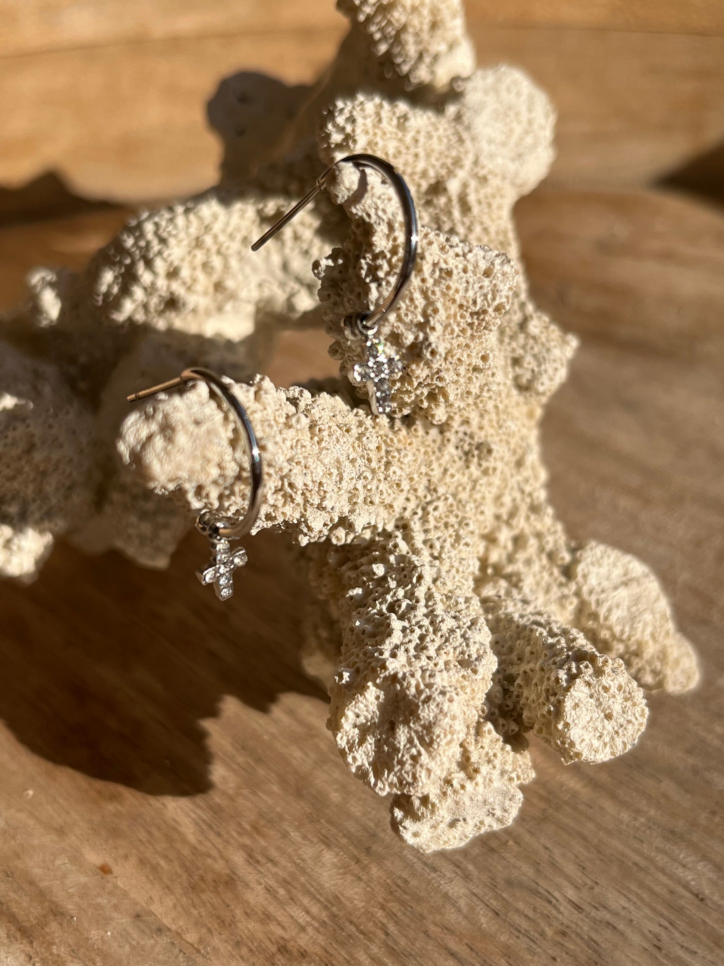 Boucles d'oreilles mini croix strass