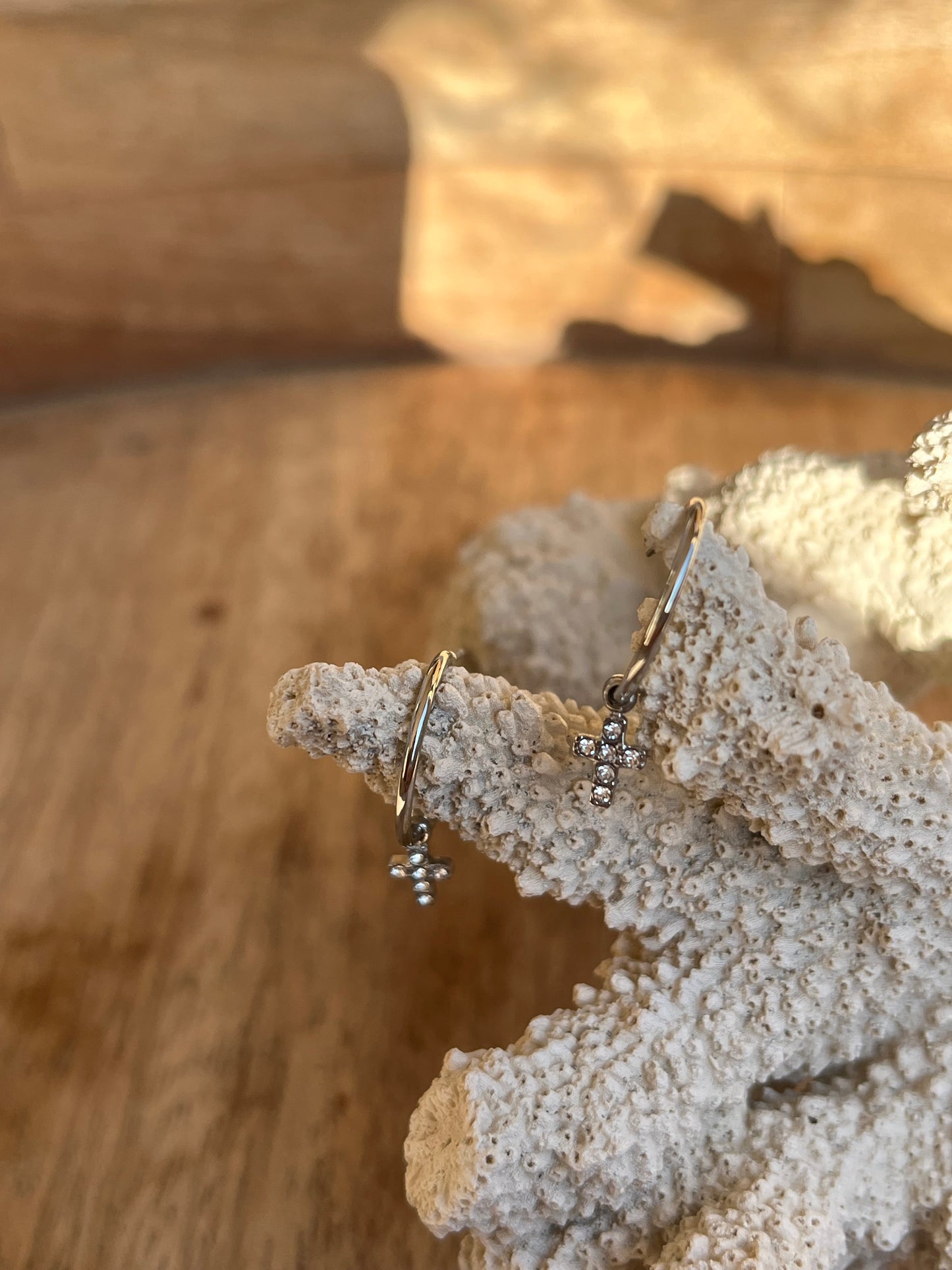 Boucles d'oreilles mini croix strass